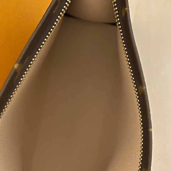 Louis Vuitton Toiletry 19 - Picture 7 of 13